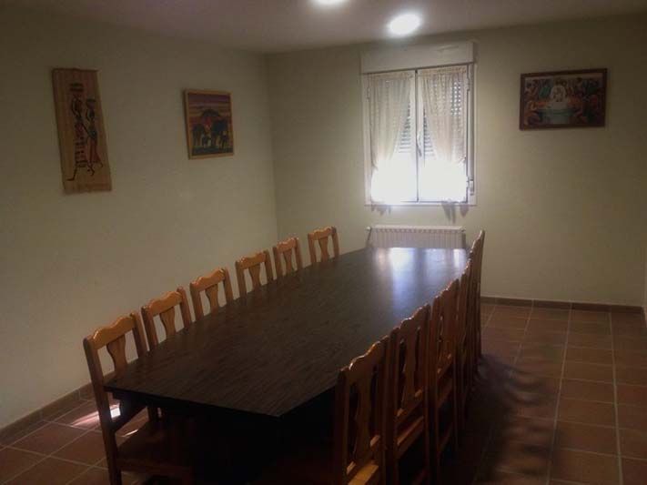 Sala de reuniones con mesa y sillas