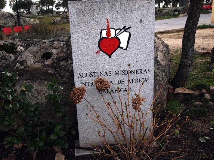 Placa con el nombre de las Agustinas Misioneras Nuestra Señora de África