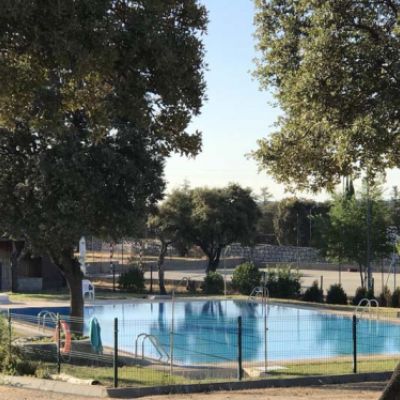 Vista de la zona de piscina desde lejanía