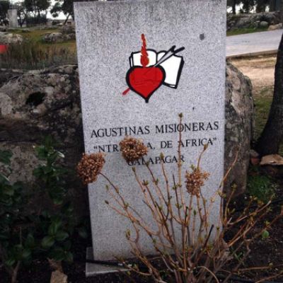 Placa con el nombre de las Agustinas Misioneras Nuestra Señora de África